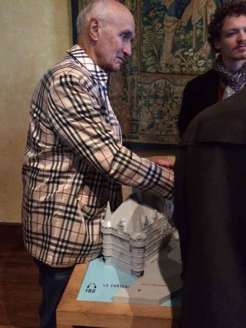 Albert Gesta devant la maquette du château d'Azay-le-Rideau