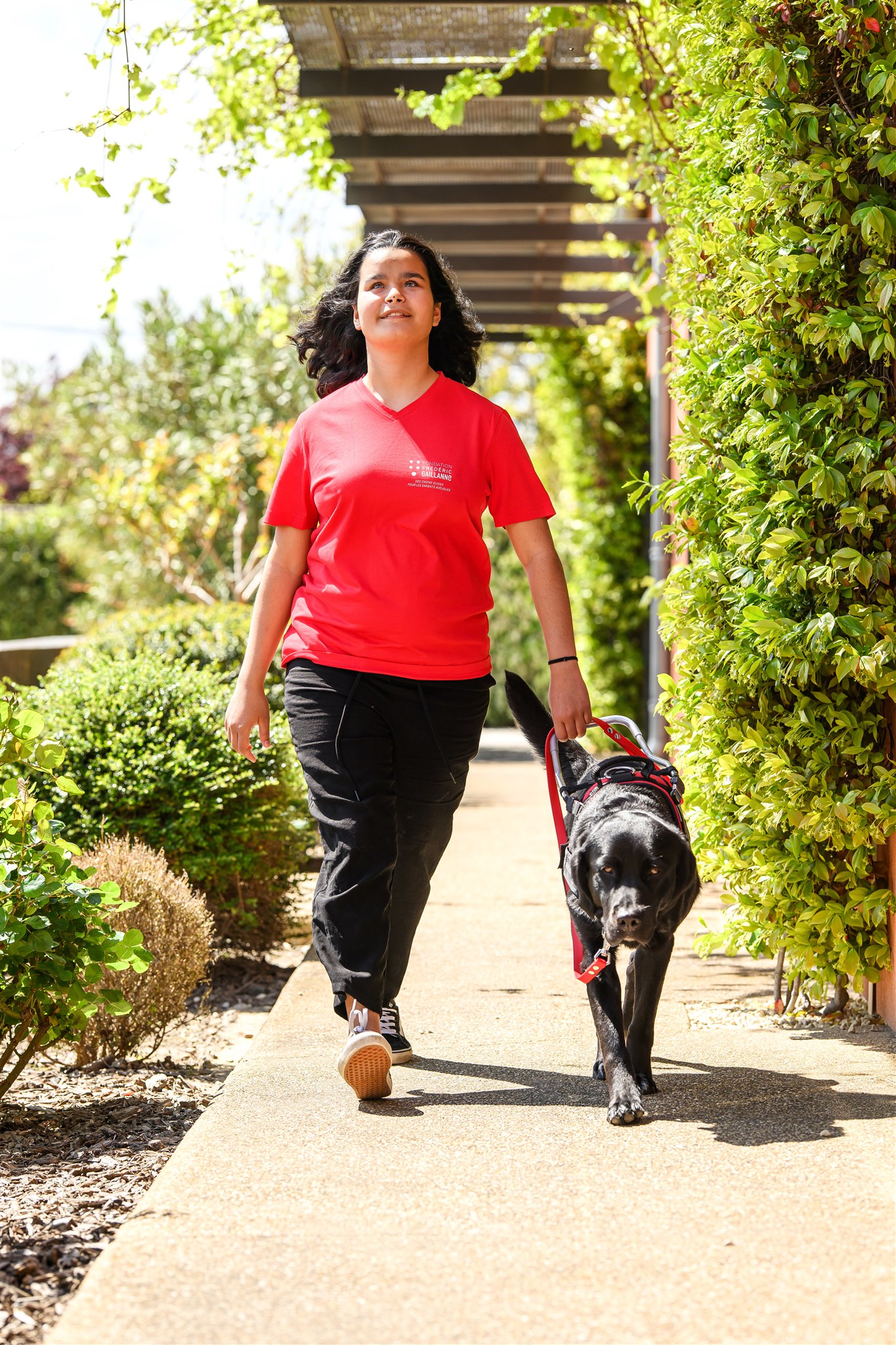 Eda accompagnée de sa chienne Ulotte 